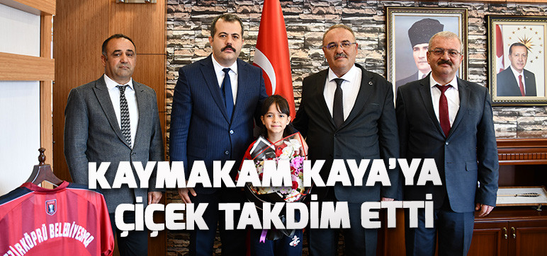 Kaymakam Kaya’ya Çiçek Takdim etti