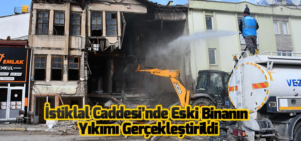 İstiklal Caddesi&rsquo;nde Eski Binanın Yıkımı Ger&ccedil;ekleştirildi